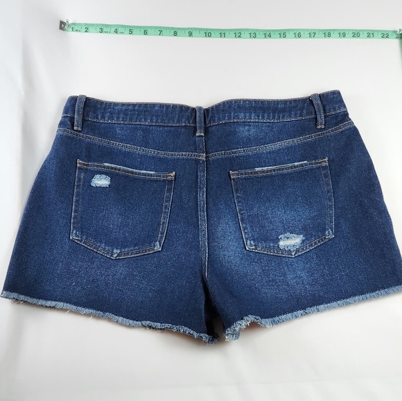 Time & Tru Women's High Rise Jean Shorts Blue Size 16 100% Cotton Distressed - Picture 2 of 7